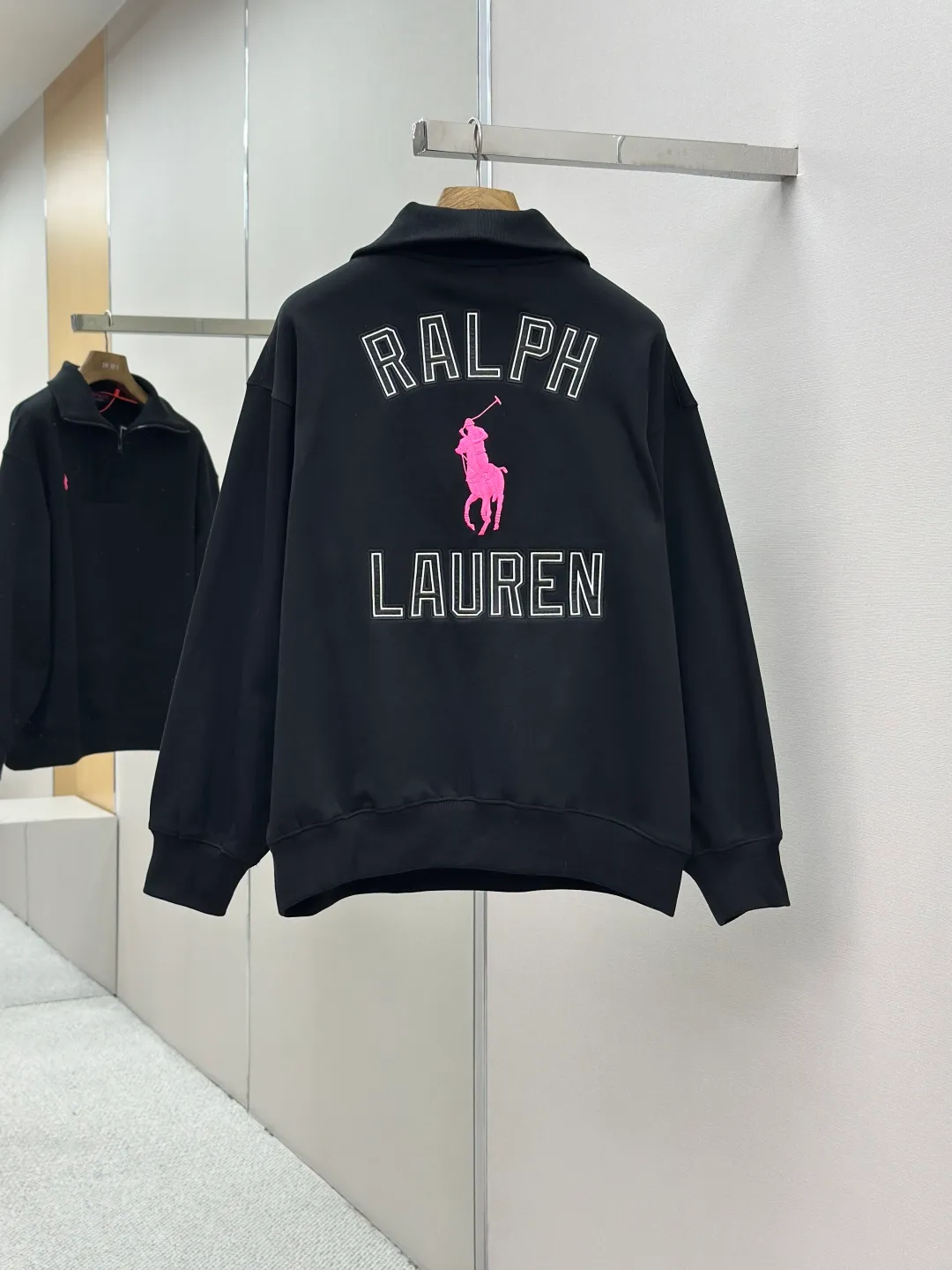 P440 Ralph Lauren pink label pony embroidered half turtleneck sweatshirt. Original purchase and development for 2,190. The fabric is made of custom-made luxury cotton fleece composite. It is soft, silky and comfortable against the skin. It is based on pure black tones. A touch of pink pony label embroidery is embellished on the chest. It is low-key and powerful. The back panel is embellished with the brand letters outlined in ivory white satin intarsia. The pink pony embroidery leaping in the center is the only colorful footnote in this black and white silent film. It coincides with the elegant and uninhibited brand philosophy. Its unique ribbed half-high collar design is sublimated, giving more flexibility and fashion sense to wear, showing taste in silent places. It shows elegance and style, using imported machine embroidery technology. It uses advanced computer control systems and precision mechanical parts to realize pony logo embroidery operations with high precision, smooth and delicate lines, and uses imported machine appliqué embroidery technology. Using advanced computer control systems and precision mechanical components, we can realize Ralph Lauren appliqué embroidery operations, showing an embroidery effect with both clarity and three-dimensionality. The fabrics have been carefully washed, have a better hand feel, are not easy to deform, are not easy to shrink, are not easy to fade, and maintain long-term beauty. Size:S-M-L-XL